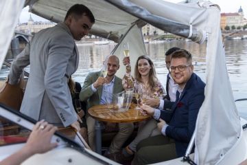 Naše večírky jsou legendární, proto kromě vánočního pořádáme i letní.